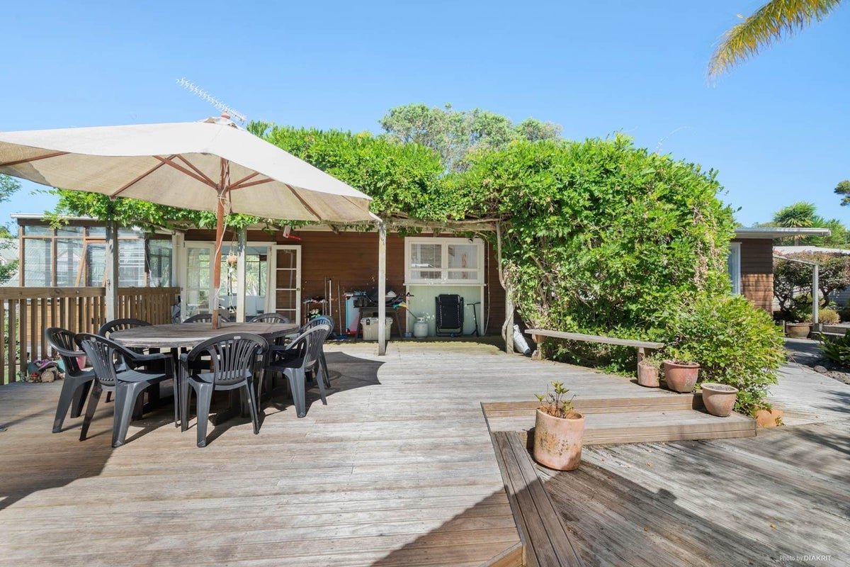 10 Rosalind Road, Glenfield, Auckland - Carousel 1