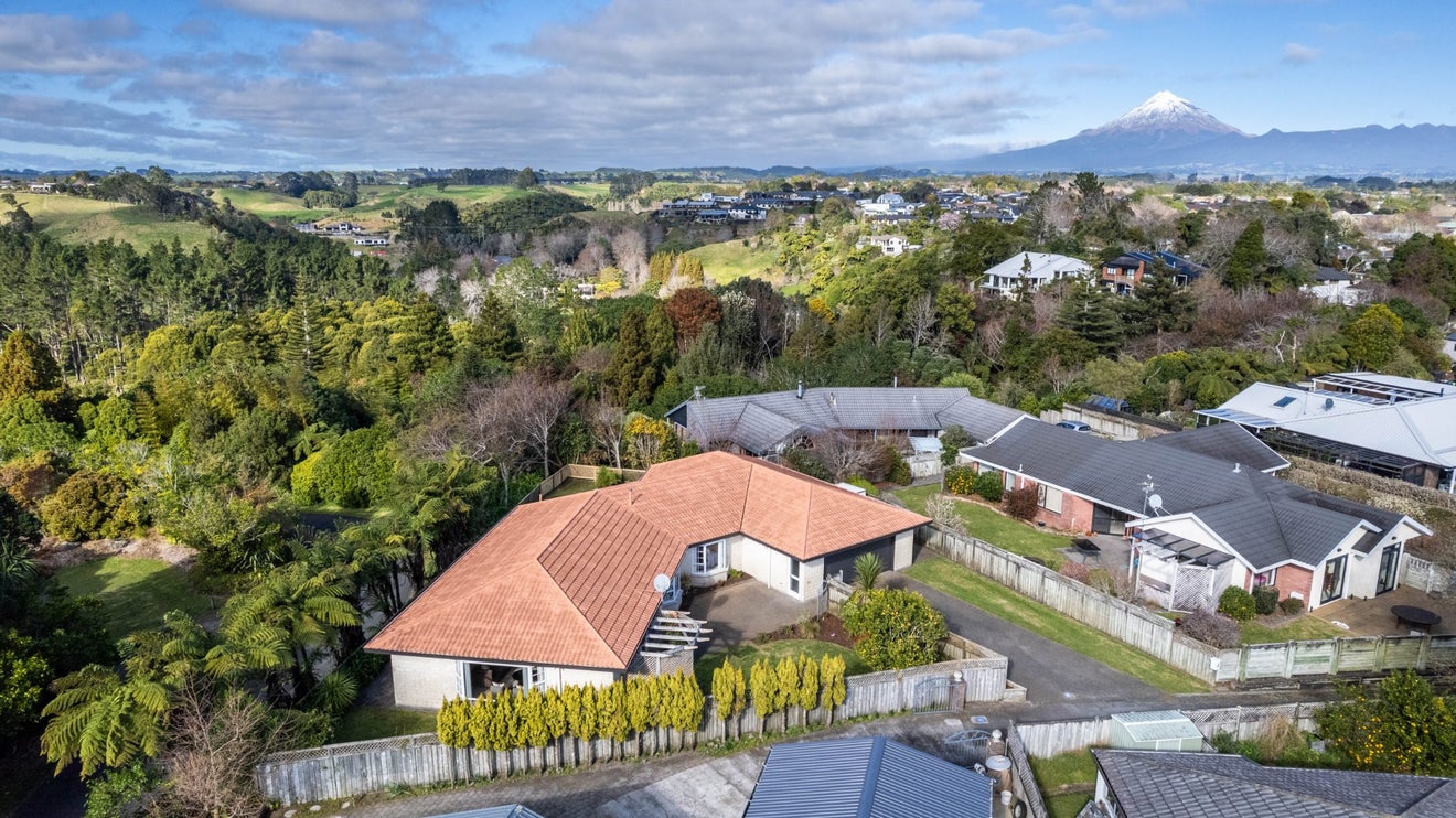 14A Boulevard Drive, Merrilands, New Plymouth - Carousel 1