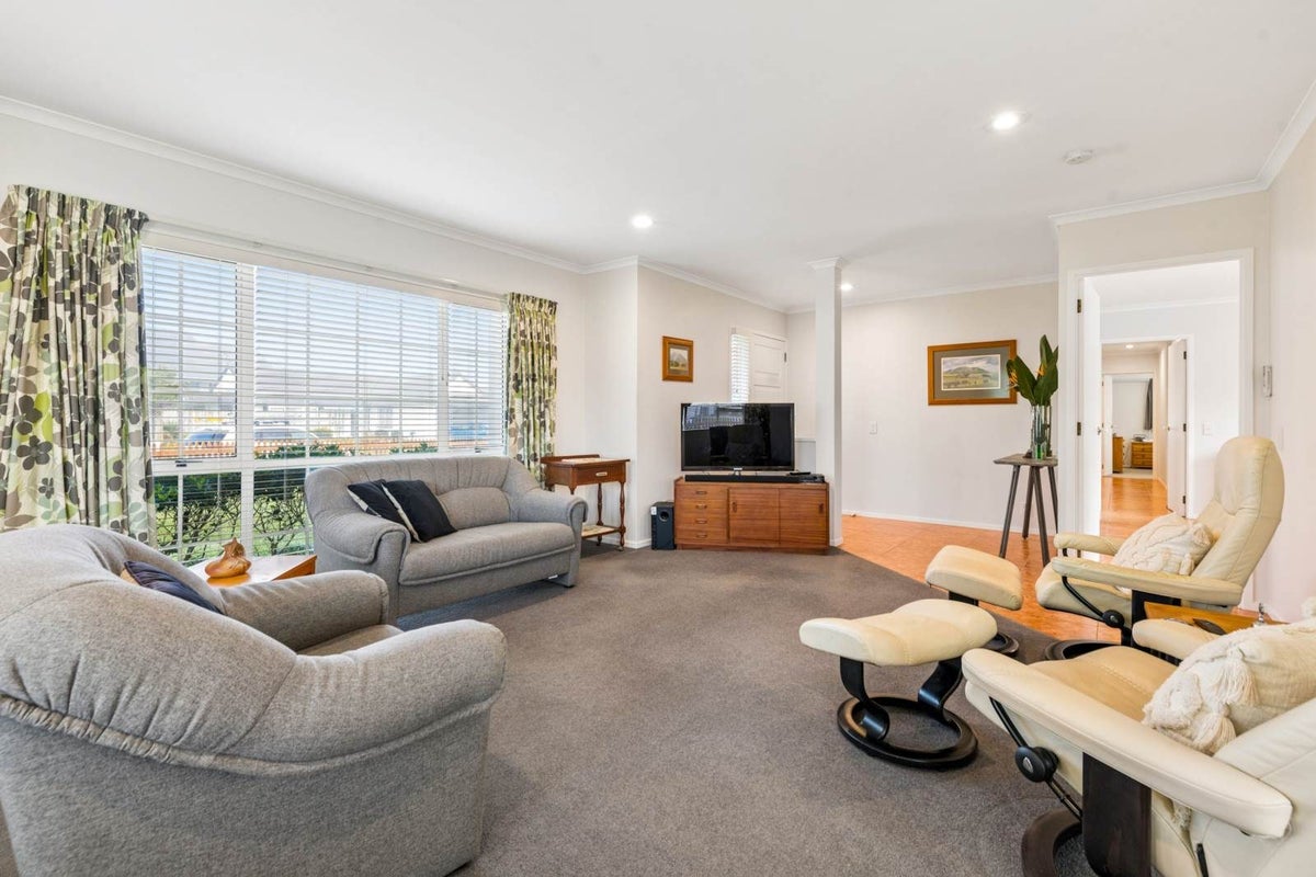 20 Palmcrest Grove, Highland Park, Auckland - Carousel 2