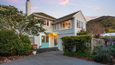 9 Karamu Street, Eastbourne, Lower Hutt - Carousel 1