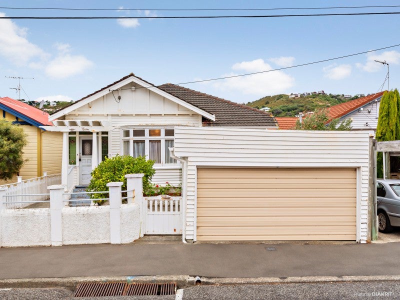 73 Derwent Street, Island Bay, Wellington - Carousel 2