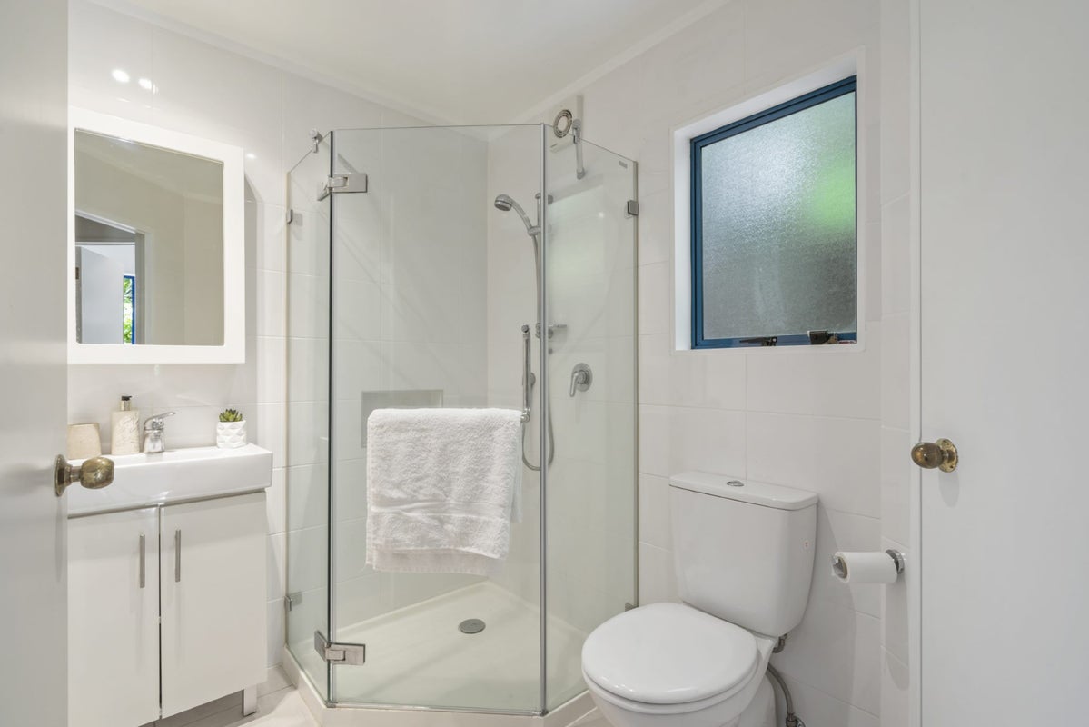 2 Beach Road, Northcote Point, Auckland - Carousel 13