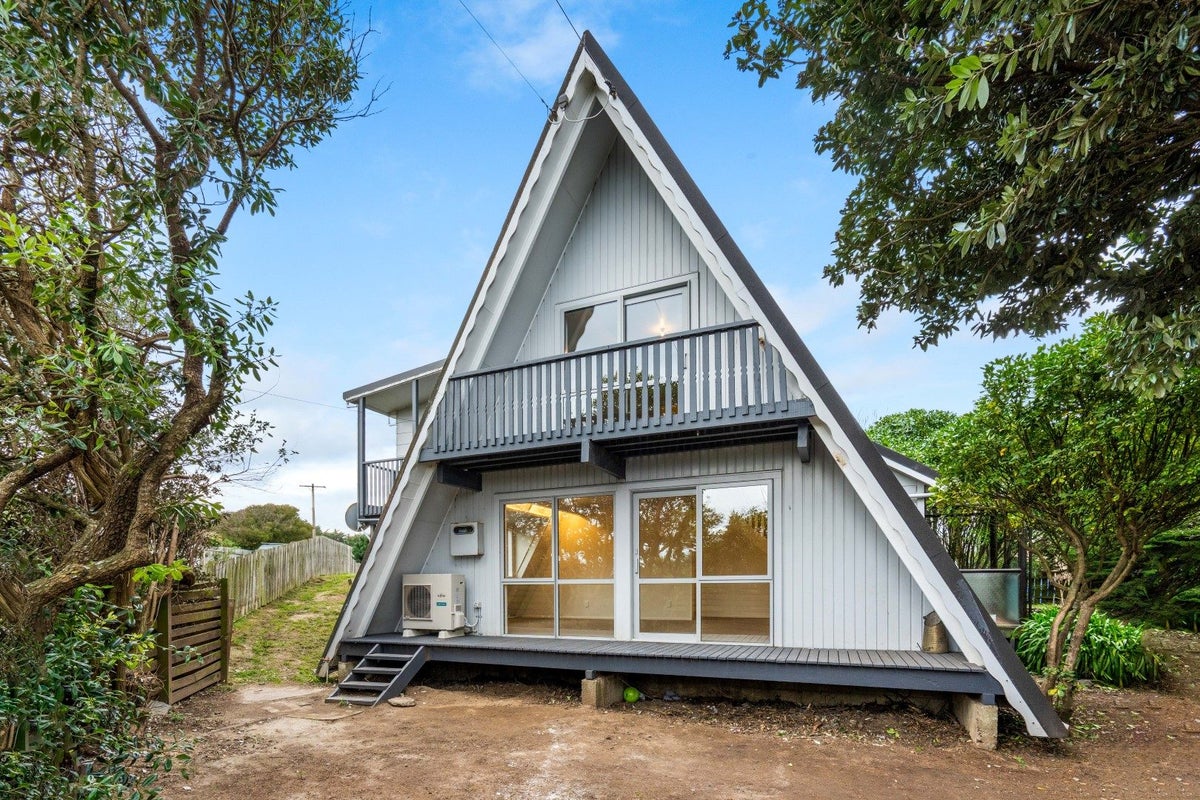 201 Tomahawk Road, Andersons Bay, Dunedin - Carousel 1
