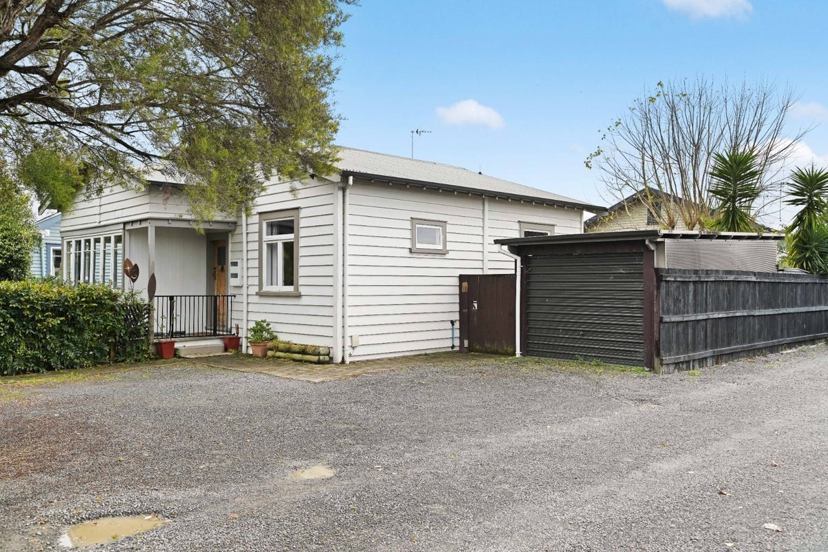 10 Matai Street, Maeroa, Hamilton - Carousel 1
