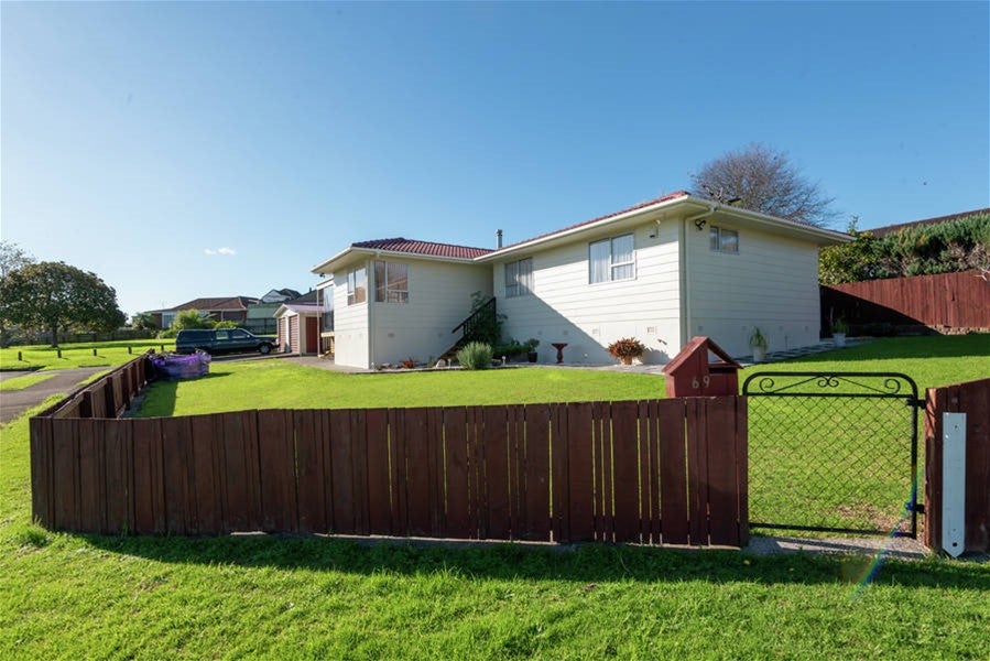 69 Lewisham Street, Highland Park, Auckland - Carousel 1