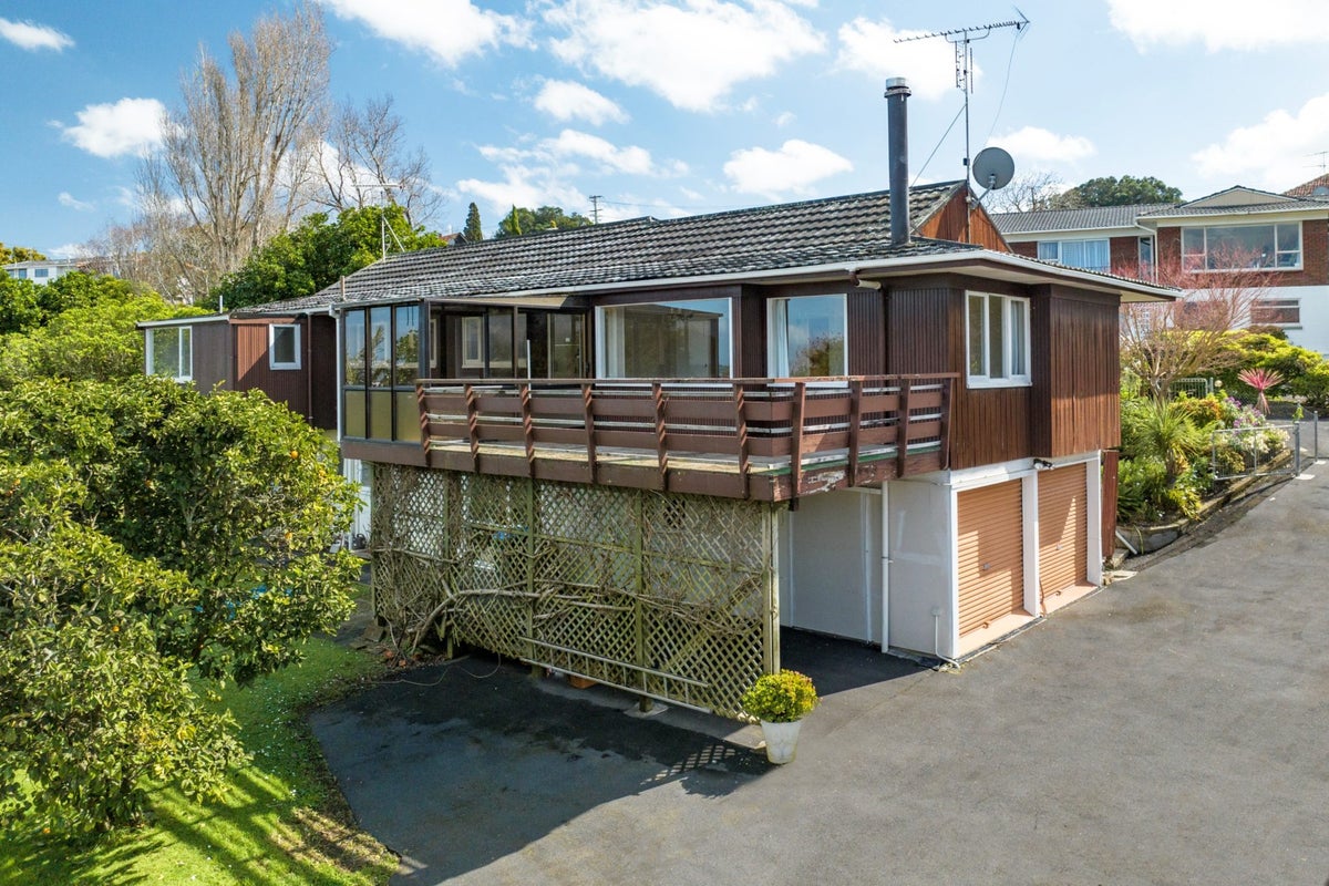 11 Rendcomb Place, Hillsborough, Auckland - Carousel 1