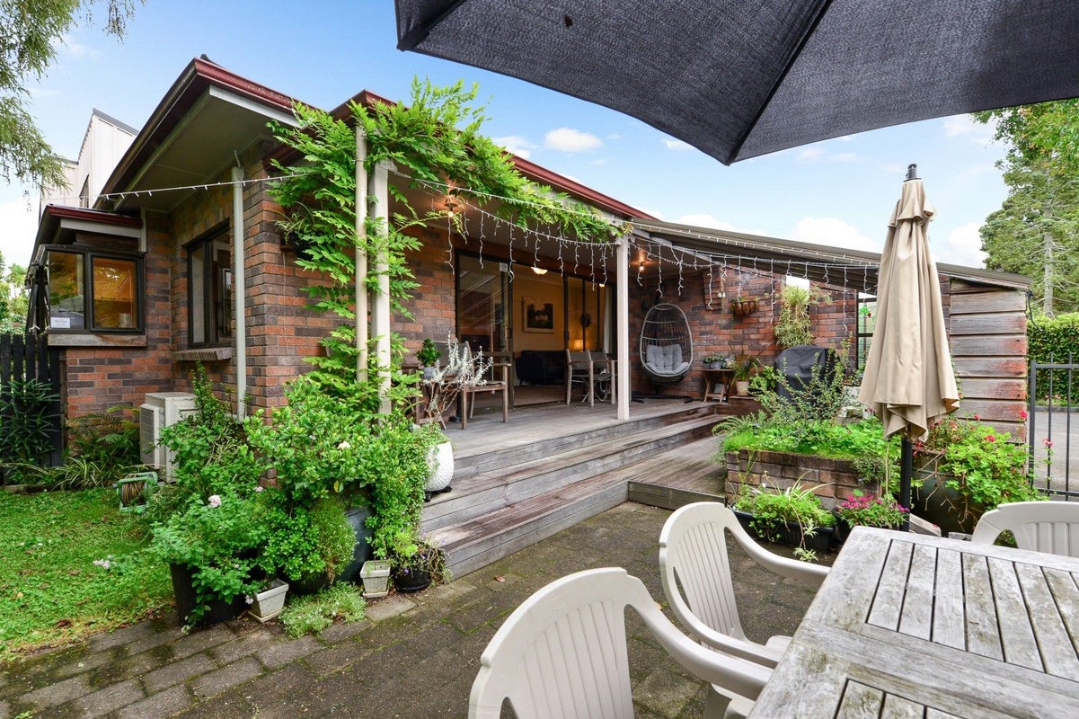 100 Albert Street, Hamilton East, Hamilton - Carousel 1