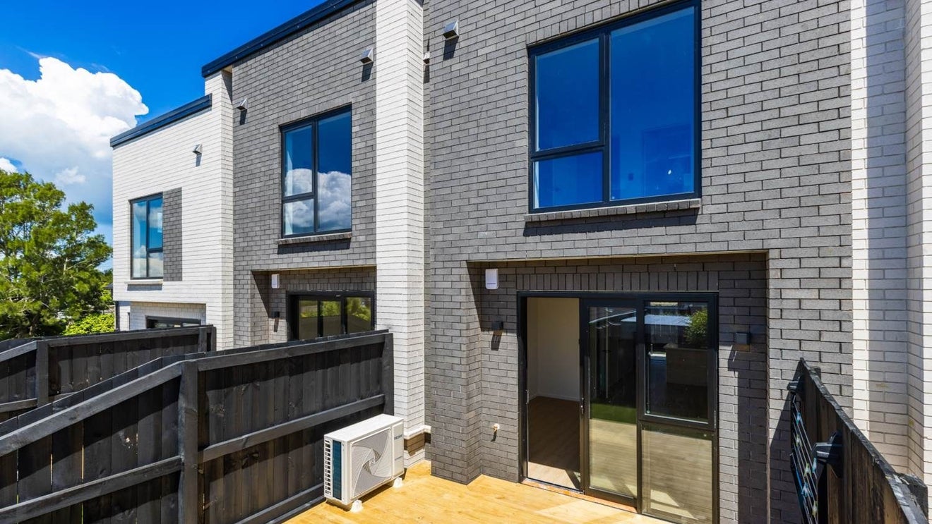7/19 Drake Street, Howick, Auckland - Carousel 1