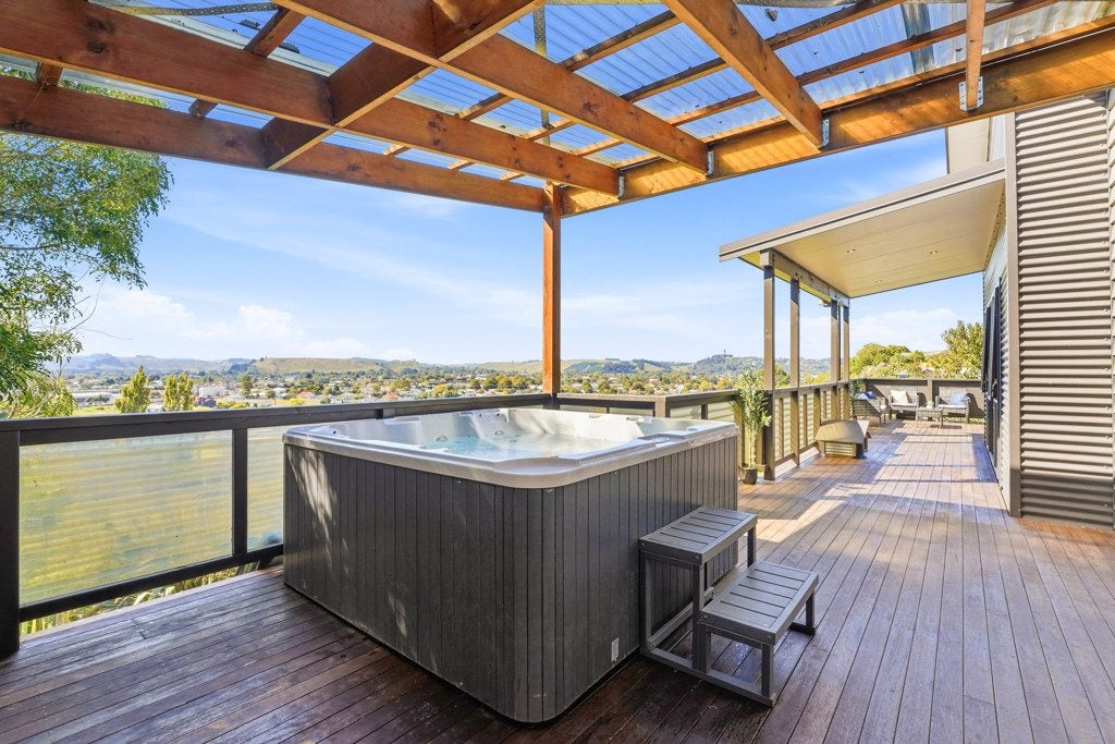 68 Parkdale Drive, Aramoho, Whanganui - Carousel 2