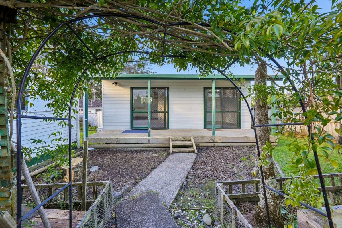 23 Thornlow Street, Glendene, Auckland - Carousel 2