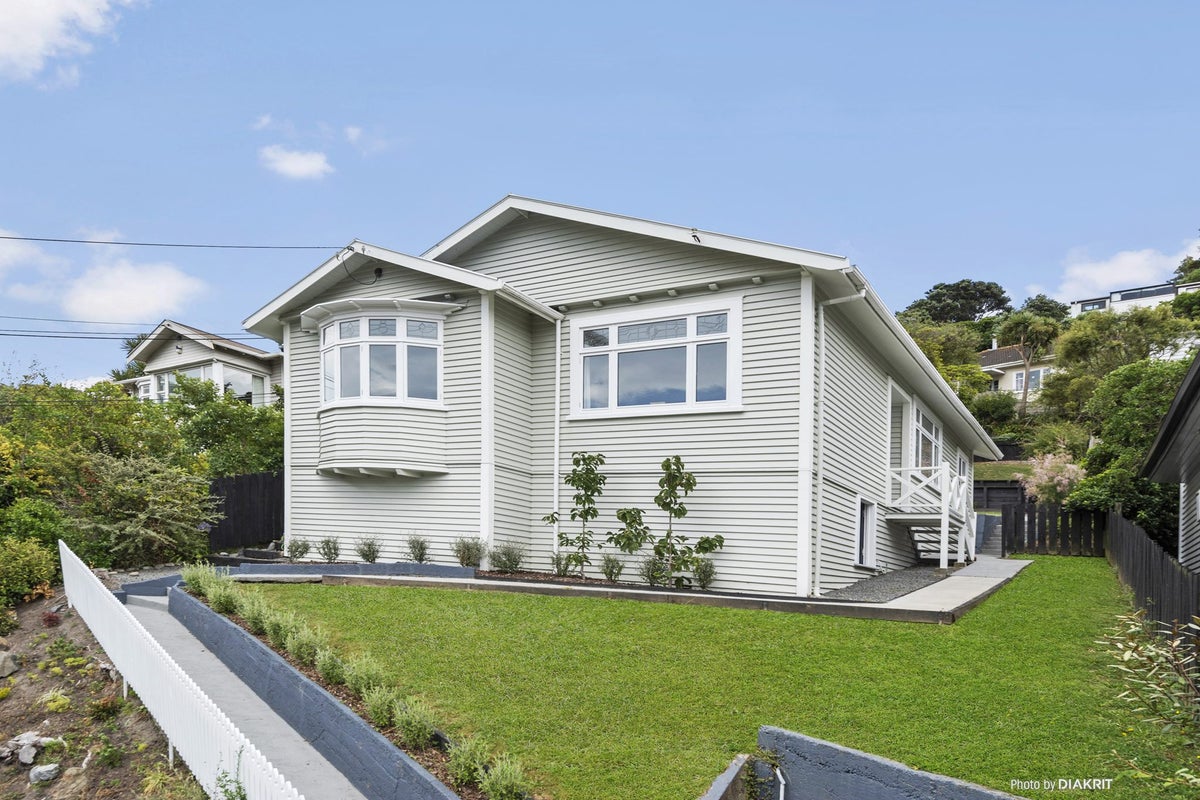 54 Severn Street, Island Bay, Wellington - Carousel 1