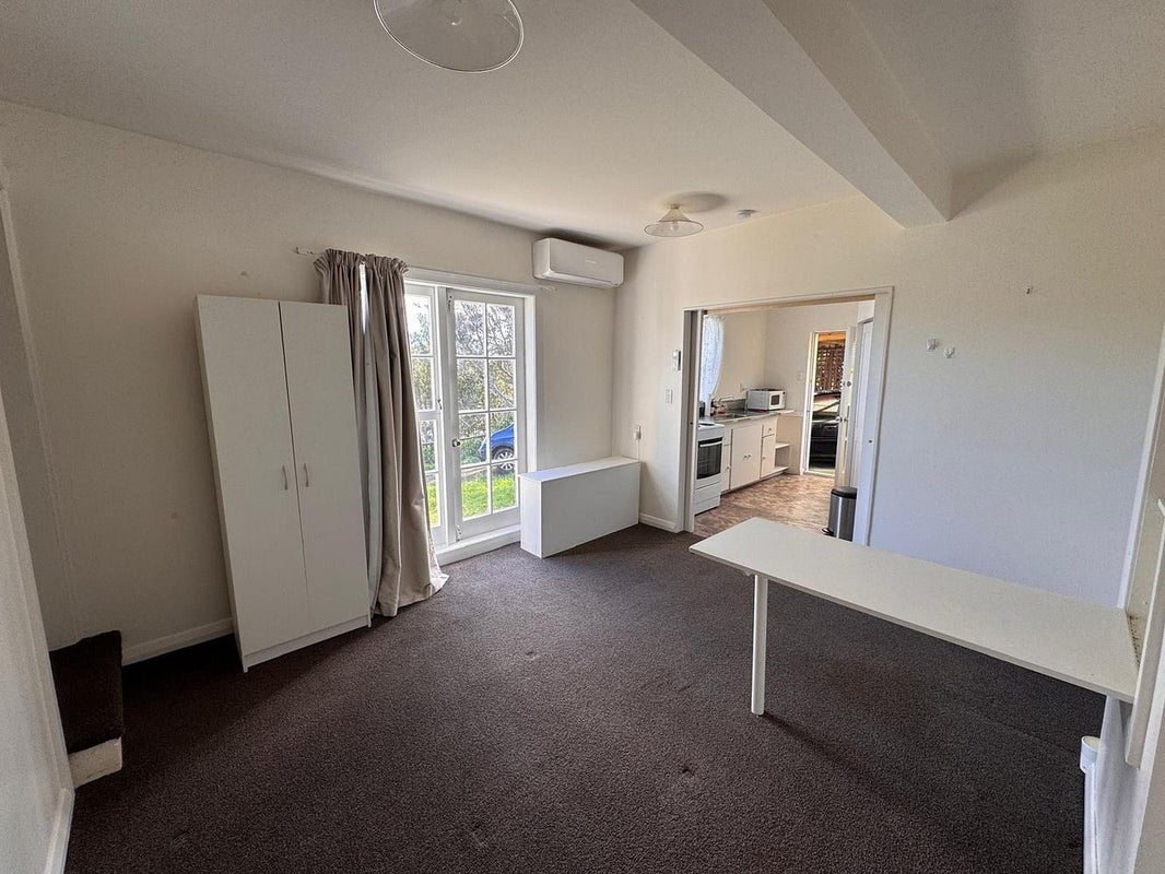 11 Miles Crescent, Newlands, Wellington - Carousel 8
