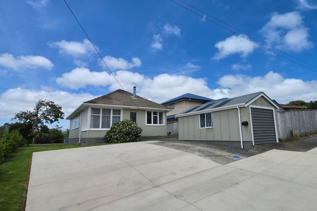 7 Aparangi Crescent, Elsdon, Porirua - Carousel 1
