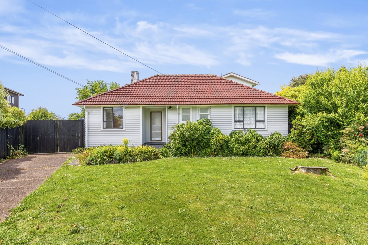 17 Howlett Street, Waterview, Auckland - Carousel 1