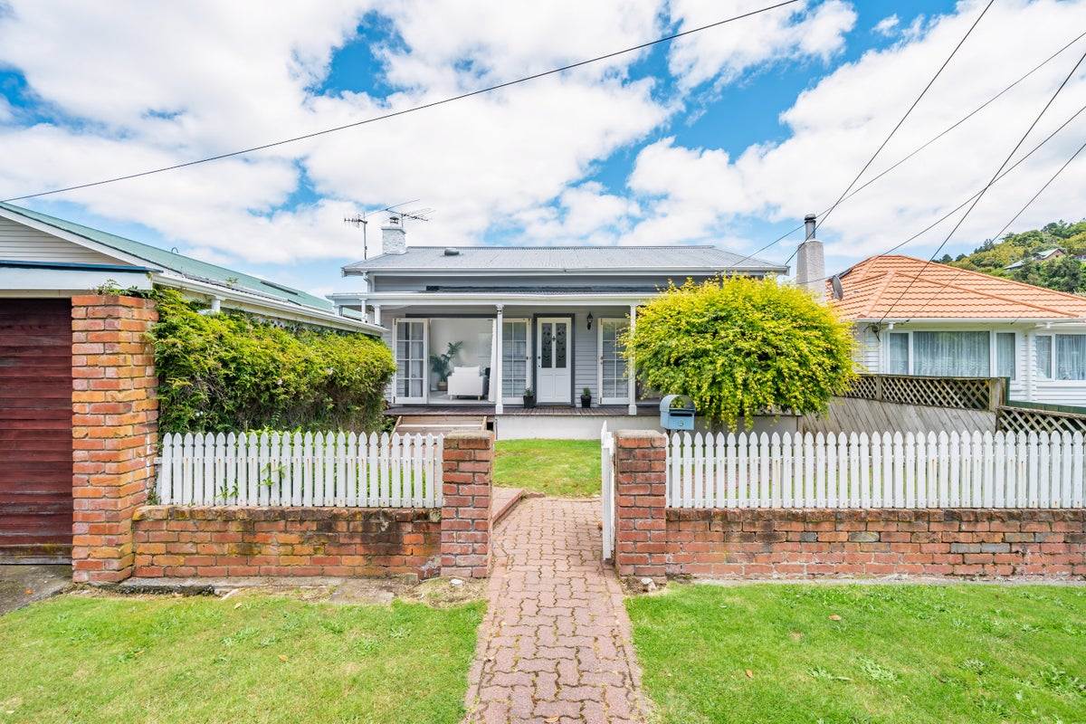 6 Charles Street, Belmont, Lower Hutt - Carousel 1
