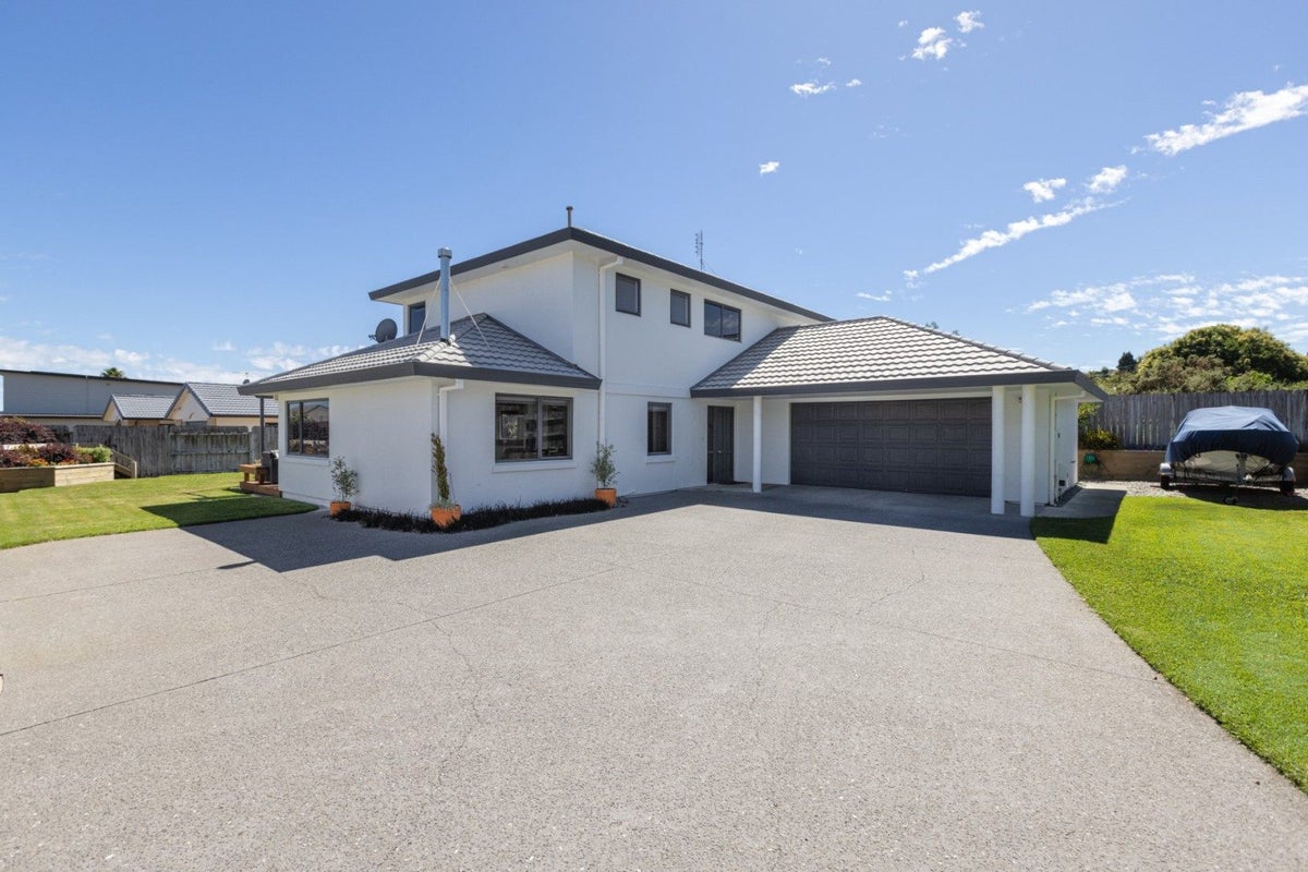 19 Amberley Crescent, Bethlehem, Tauranga - Carousel 1