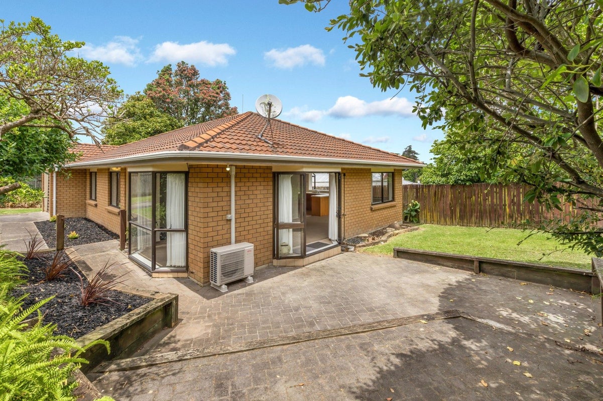 3/2 Channing Crescent, Botany Downs, Auckland - Carousel 2