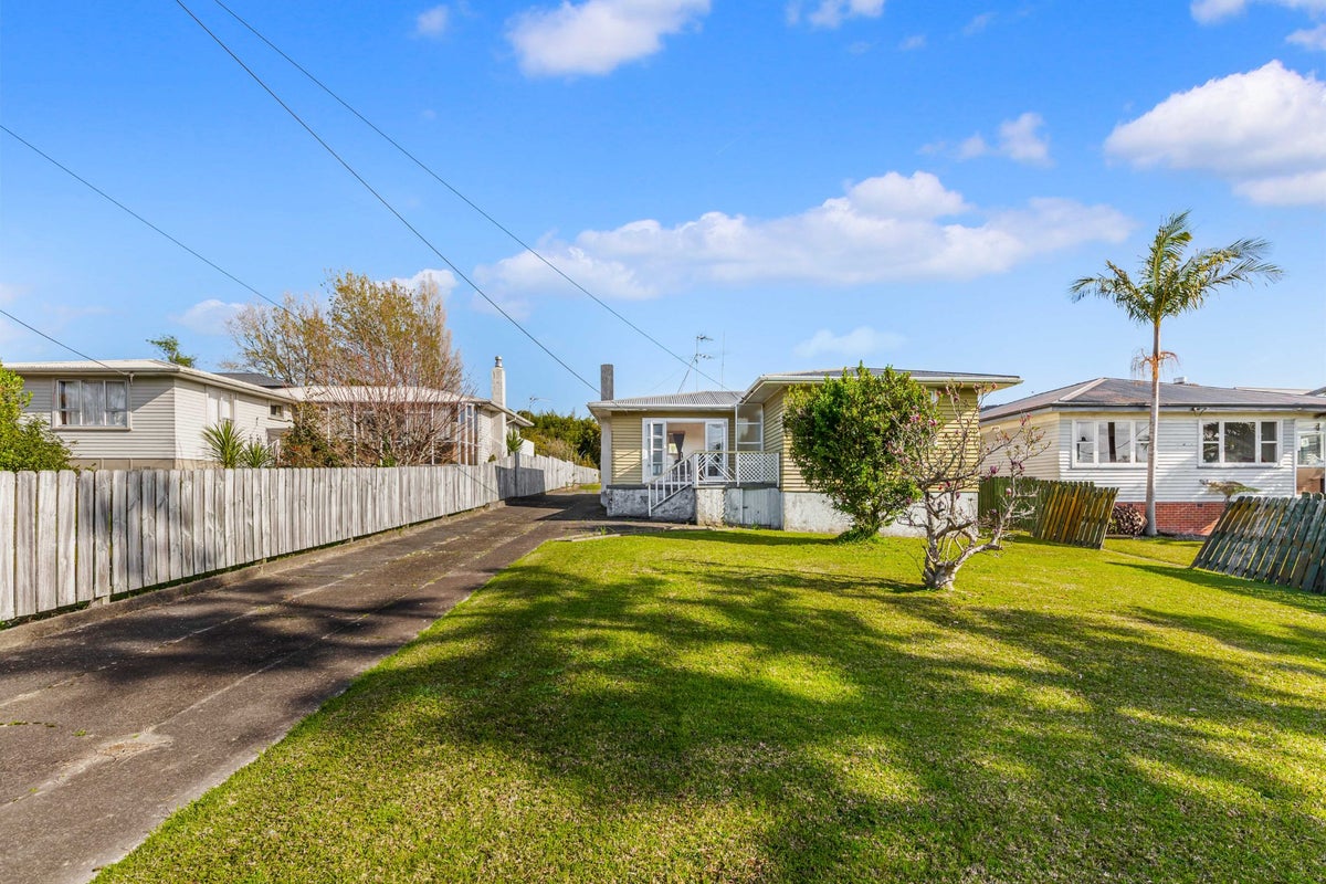 33 Glenorchy Street, Glen Eden, Auckland - Carousel 1