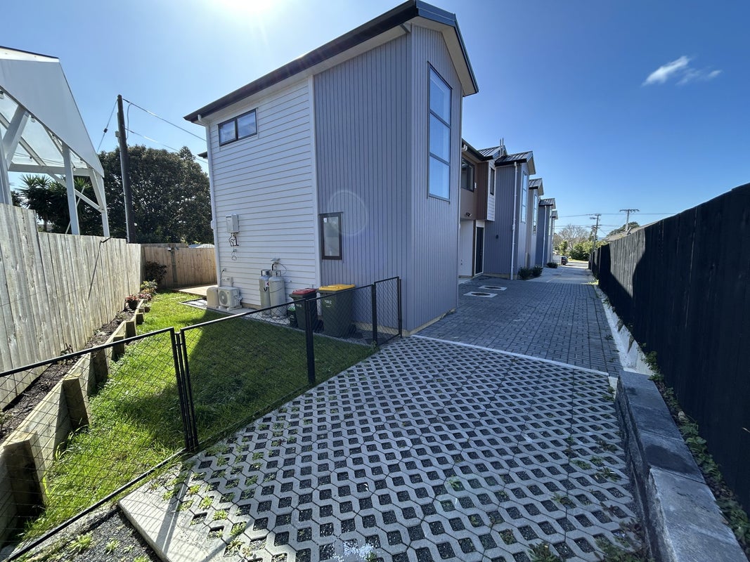 6/33 Colwill Road, Massey, Auckland - Carousel 21