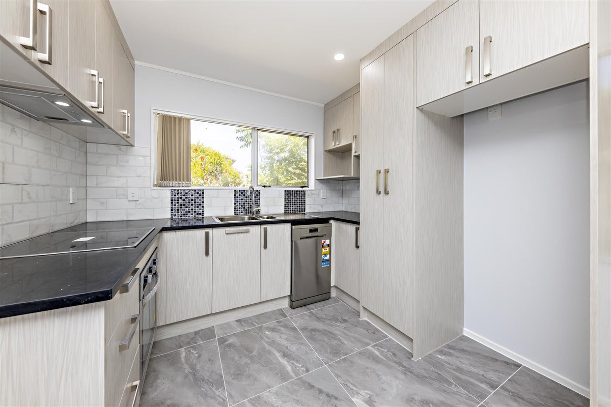 2/20 Darnell Crescent, Clover Park, Auckland - Carousel 1