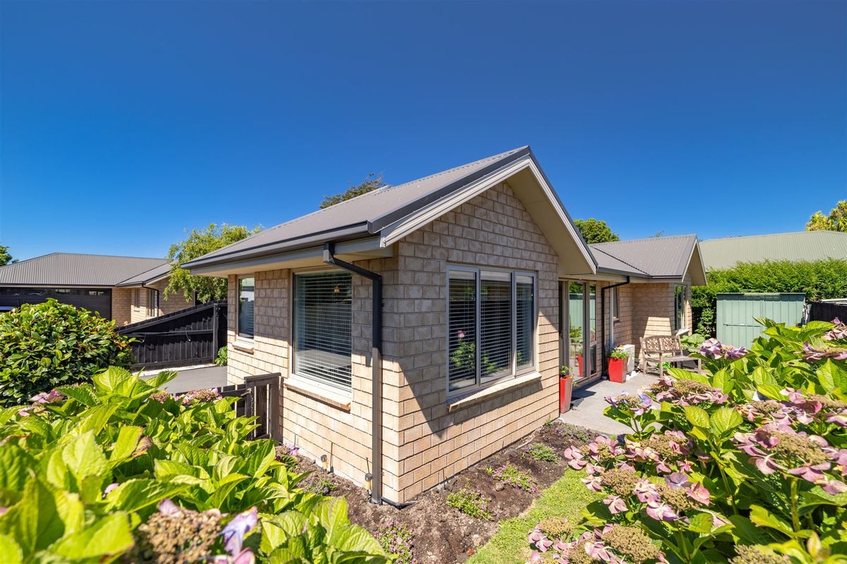 2/61 Middlepark Road, Sockburn, Christchurch - Carousel 1