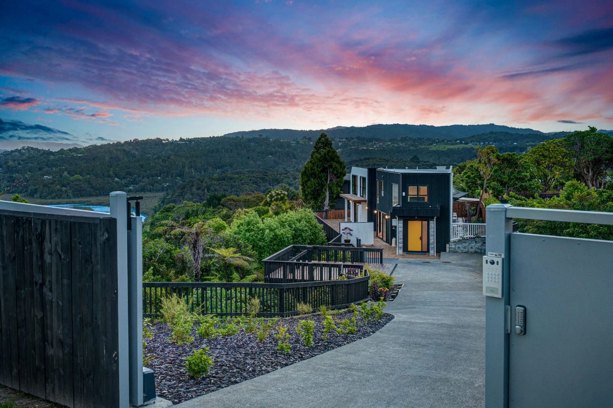 645 South Titirangi Road, Titirangi, Auckland - Carousel 2