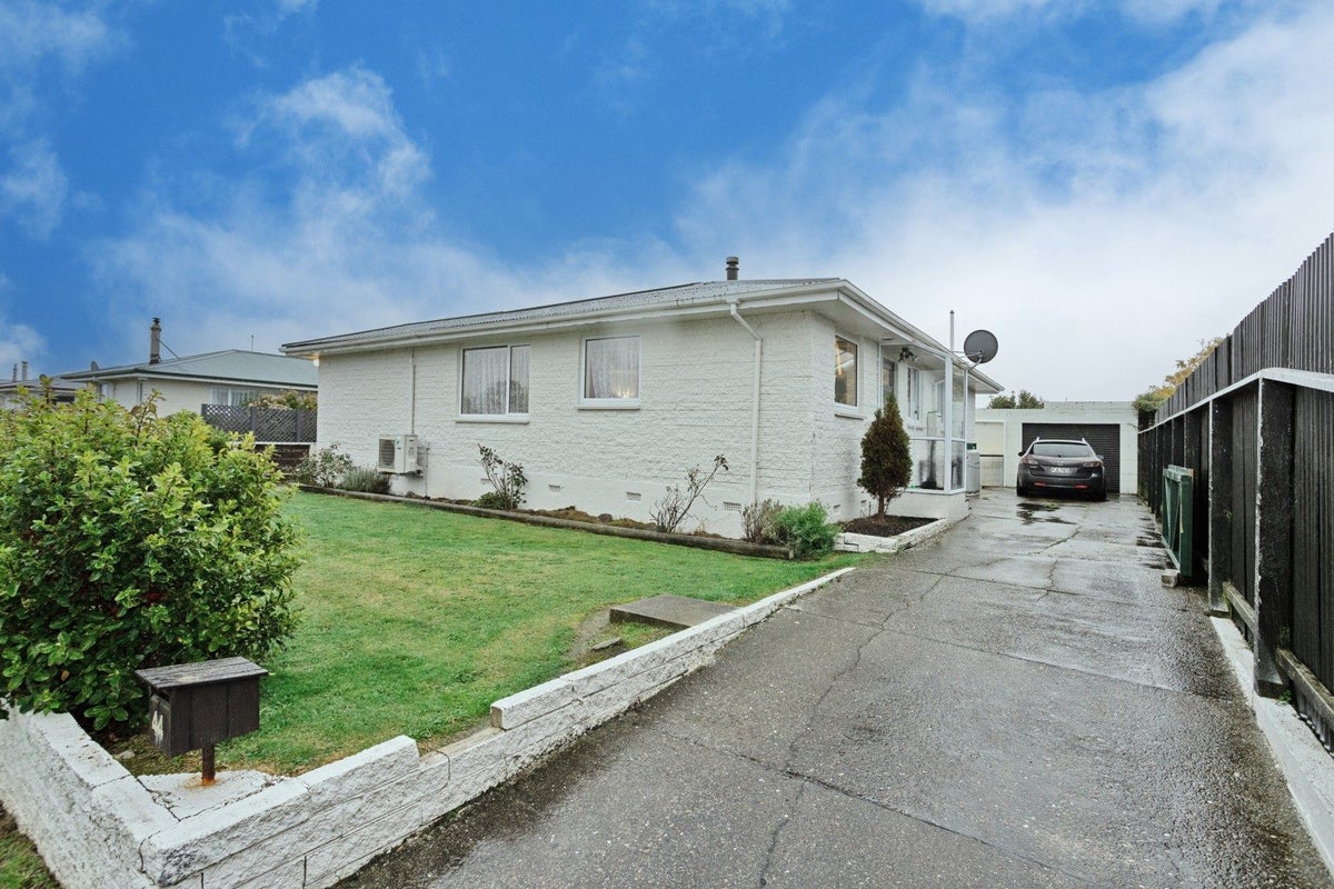 44 Lothian Crescent, Strathern, Invercargill - Carousel 1