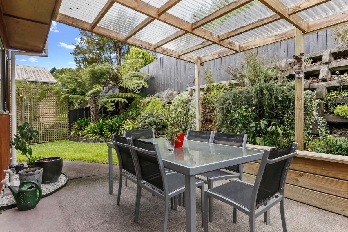 38A Taupiko Place, Green Bay, Auckland - Carousel 2