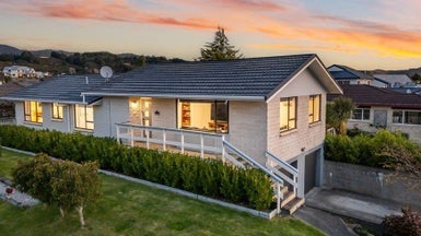 32 Clearwater Terrace, Brown Owl, Upper Hutt - Carousel 1