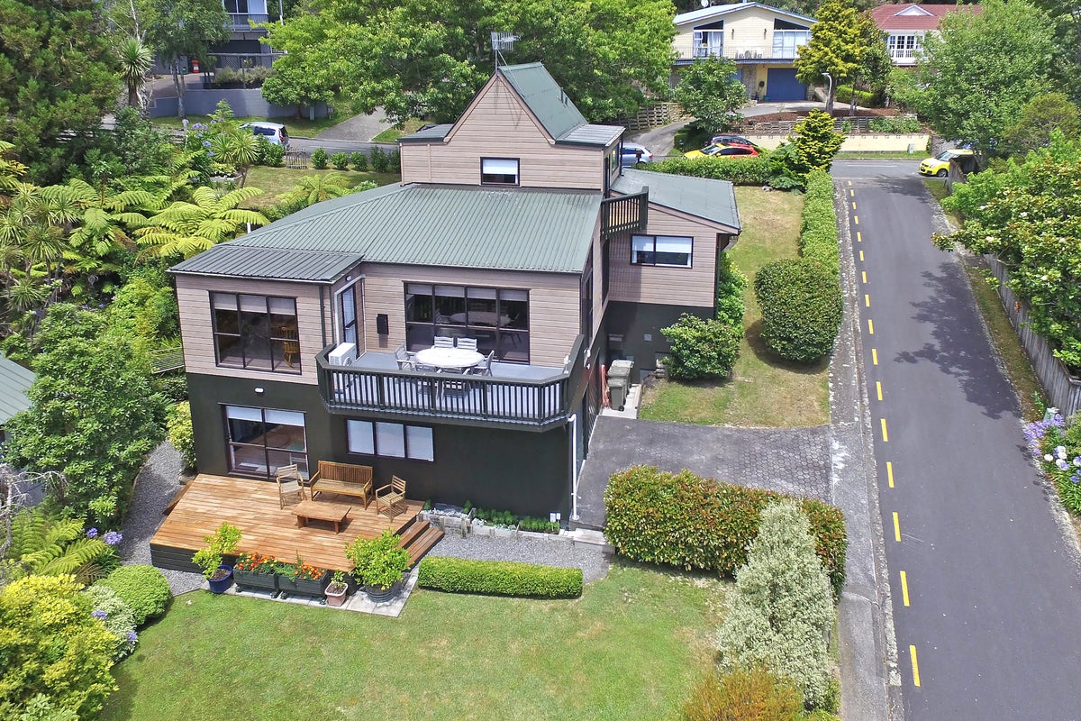 3 Chichester Drive, Pinehaven, Upper Hutt - Carousel 1