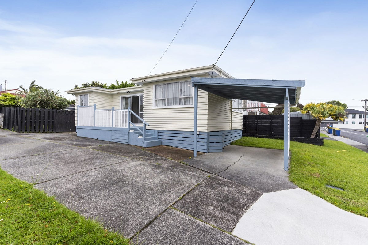 1 Marlene Avenue, Te Atatu South, Auckland - Carousel 1