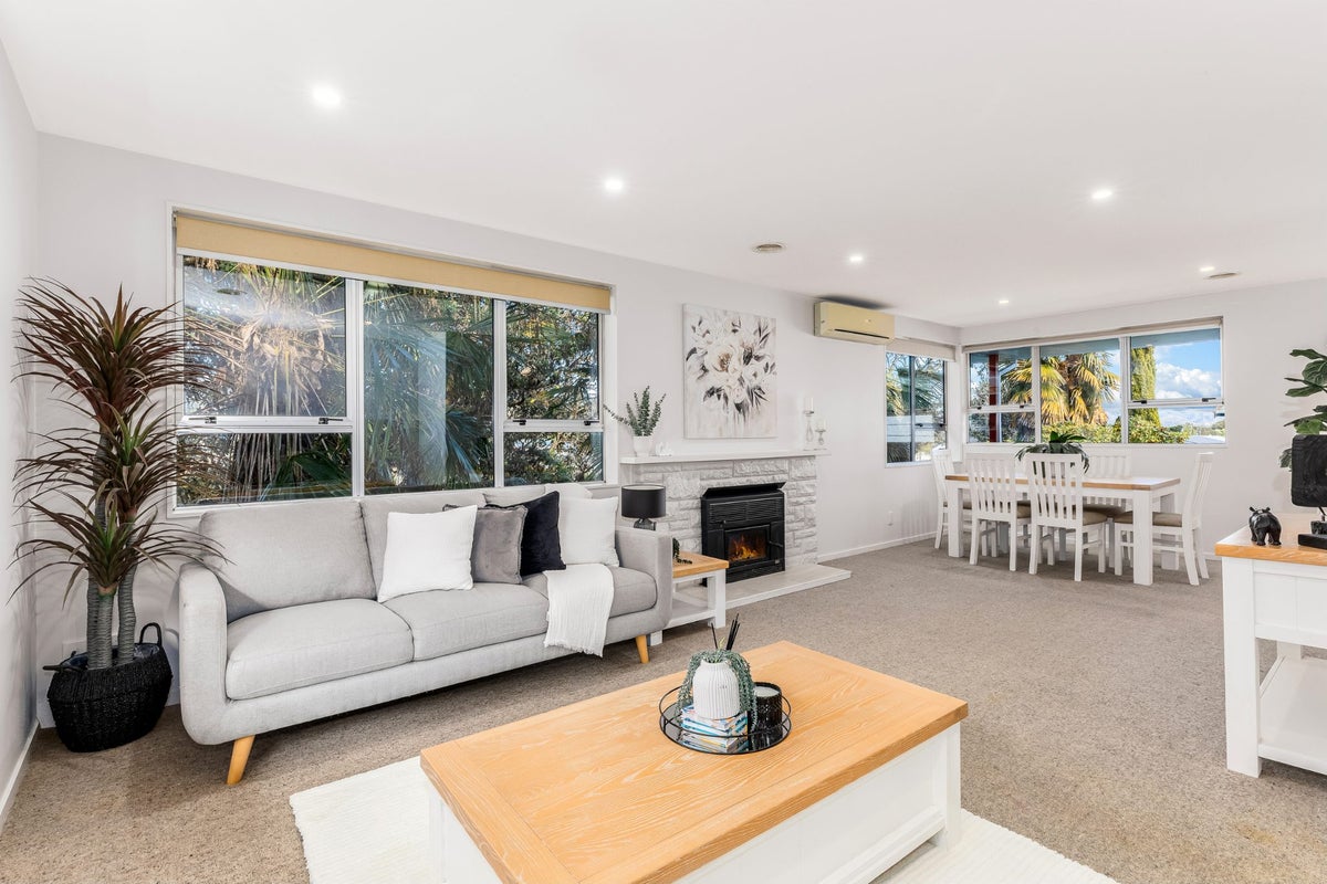 19 Hartford Crescent, Totara Park, Upper Hutt - Carousel 2
