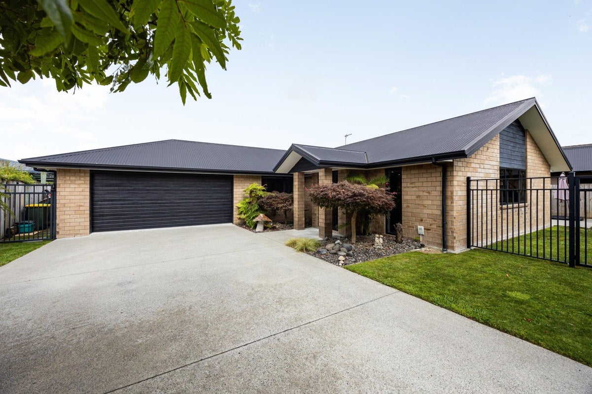 7 Tennille Street, Flagstaff, Hamilton - Carousel 1