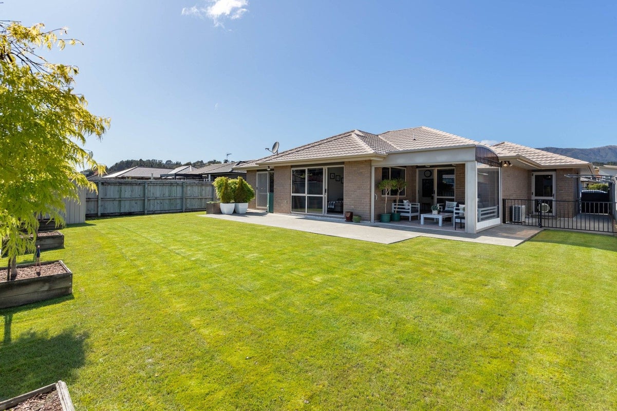 10 Sunstone Crescent, Brown Owl, Upper Hutt - Carousel 2