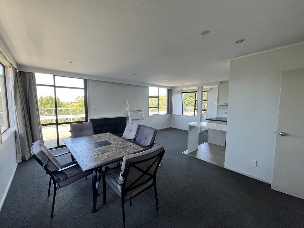 10 Peter Terrace, Castor Bay, Auckland - Carousel 1