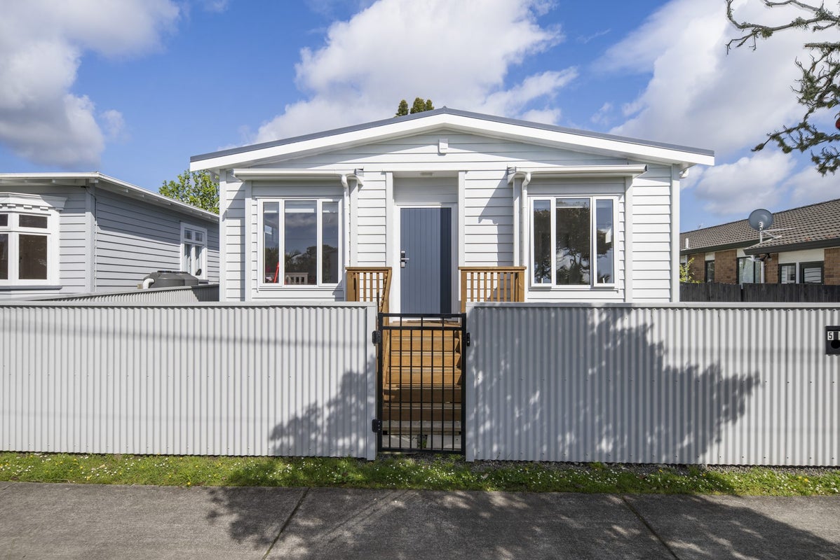 5C Hinekohu Street, New Lynn, Auckland - Carousel 1
