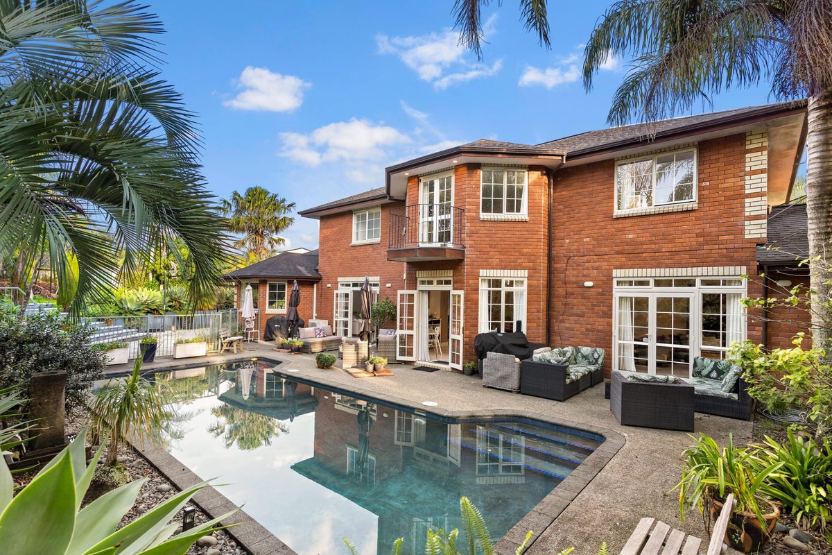 32 Oakford Park Crescent, Greenhithe, Auckland - Carousel 1