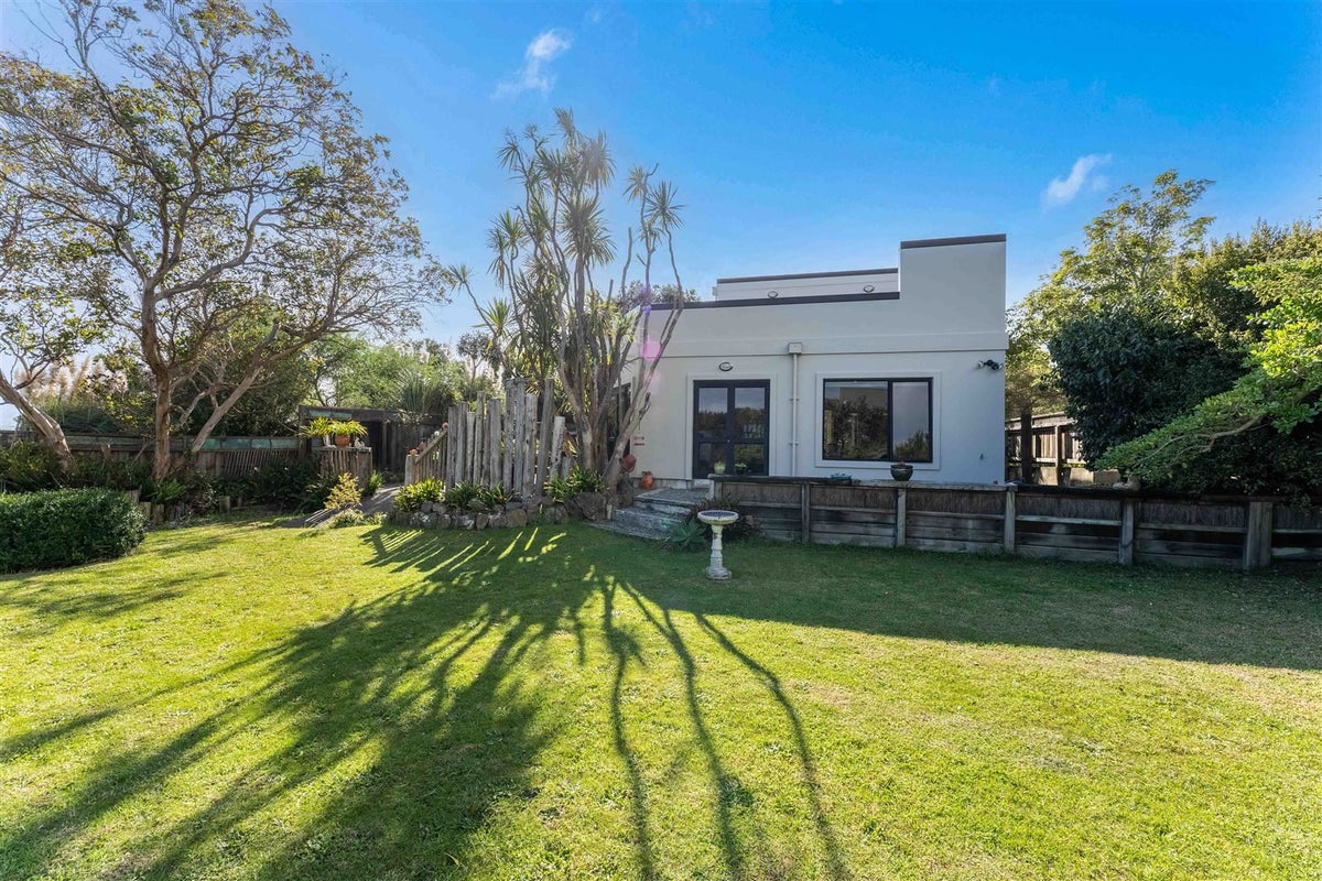 4 Flaxmere Street, Waikanae Beach, Waikanae - Carousel 2