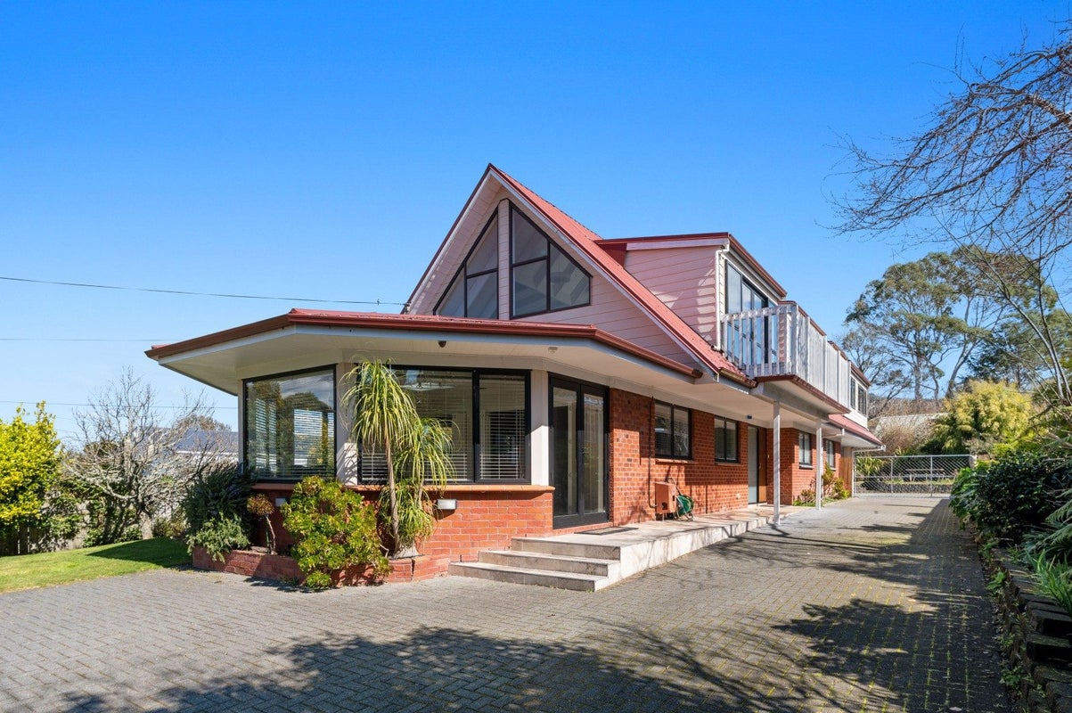 87 Grand Vue Road, Kawaha Point, Rotorua - Carousel 1