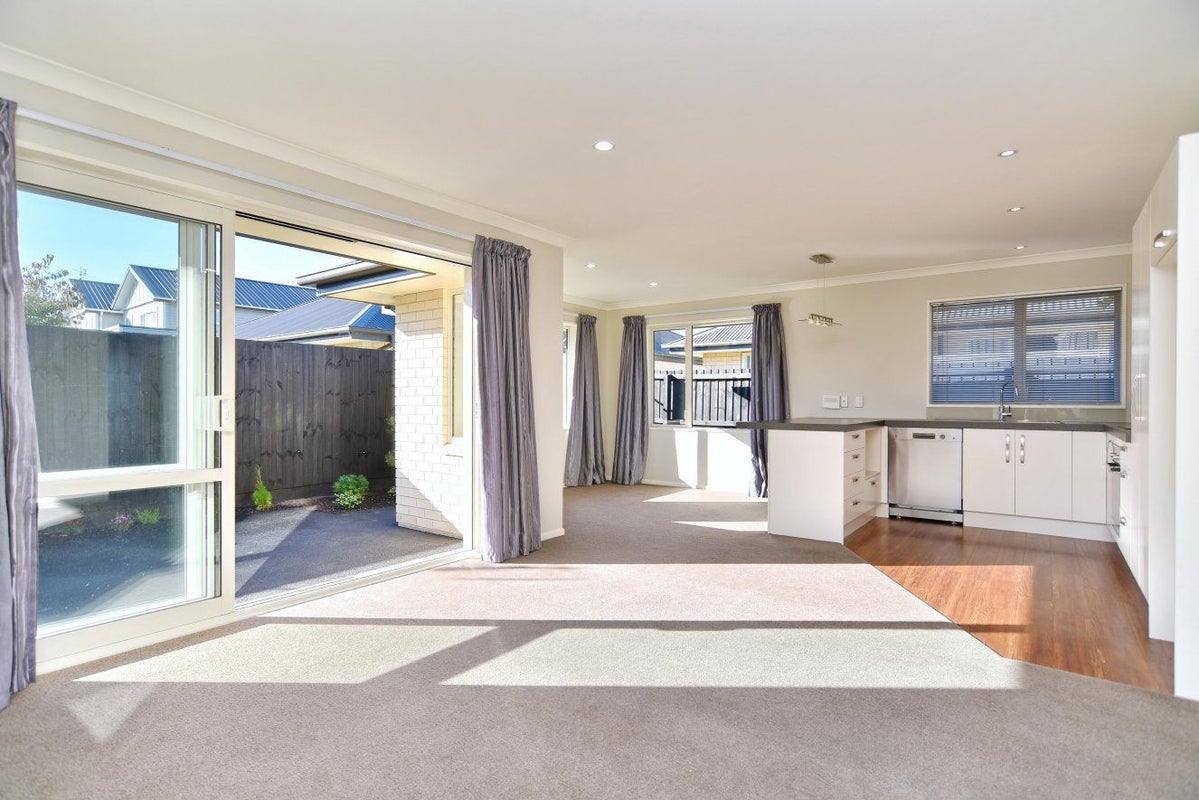 4 Somerville Crescent, Aidanfield, Christchurch - Carousel 2