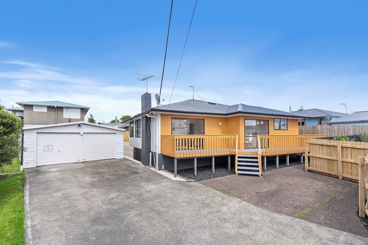 24A Roberts Road, Te Atatu South, Auckland - Carousel 1