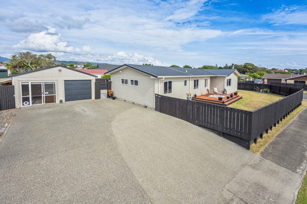 21 Reeves Street, Waikanae Beach, Waikanae - Carousel 1