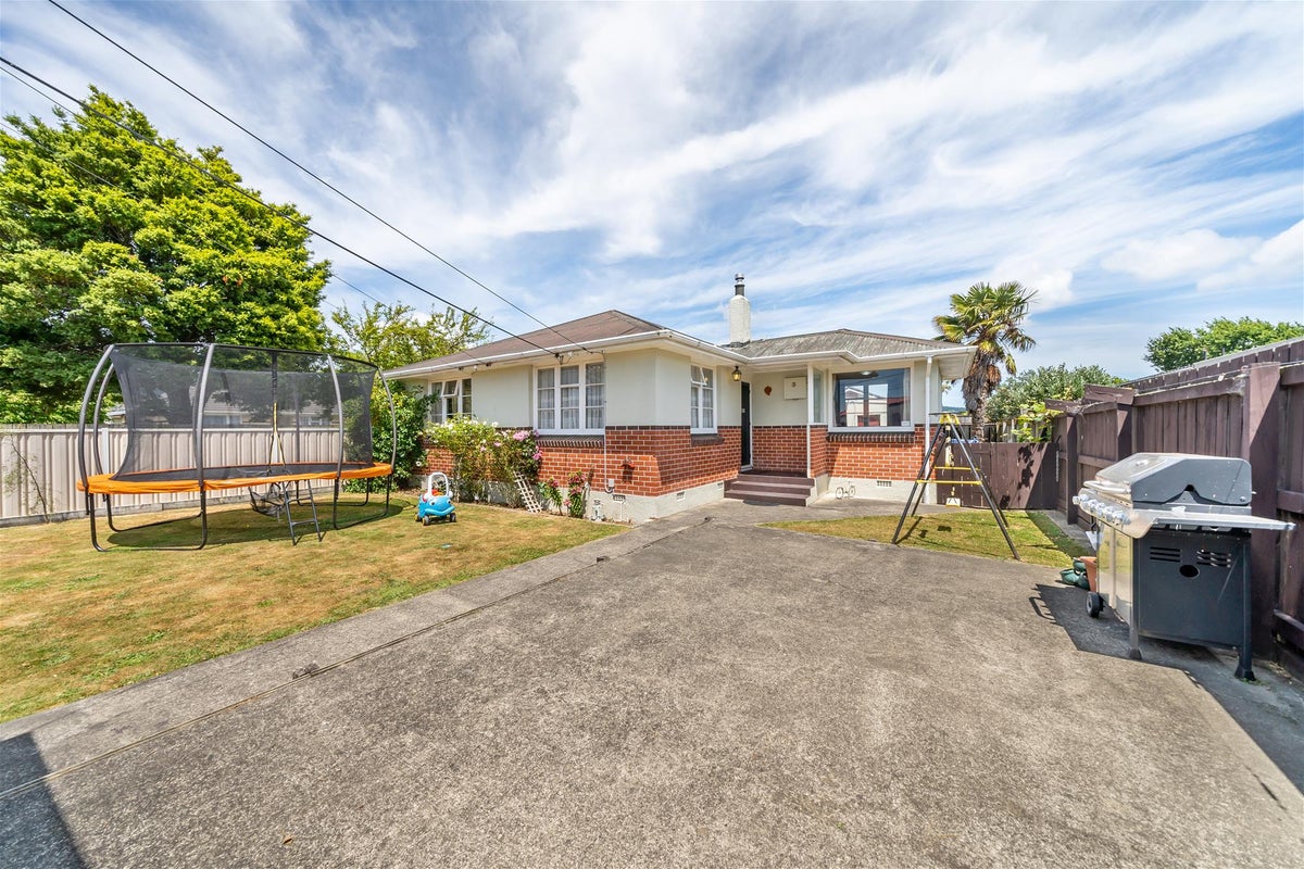 12 Bristol Street, Trentham, Upper Hutt - Carousel 1
