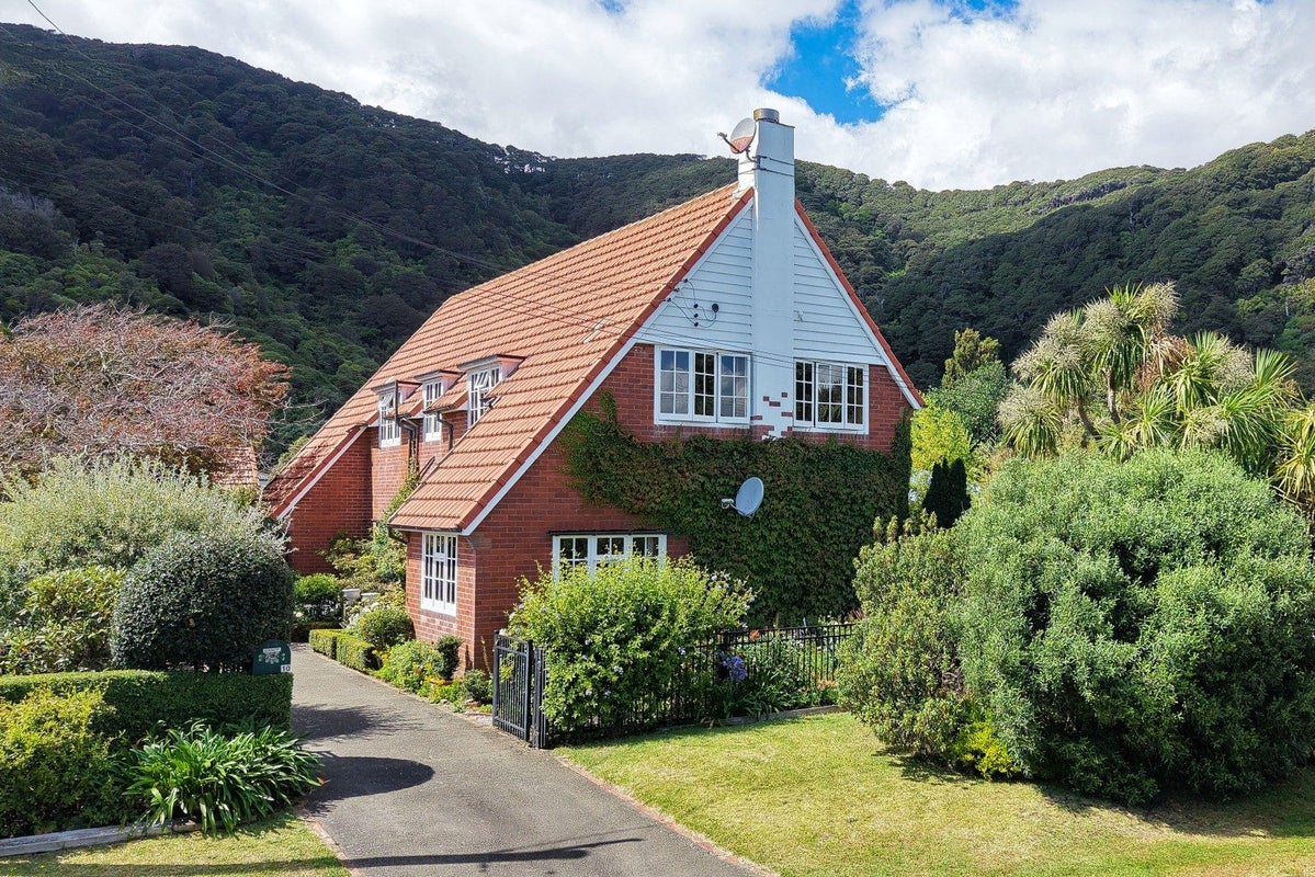 10 Maire Street, Eastbourne, Lower Hutt - Carousel 1