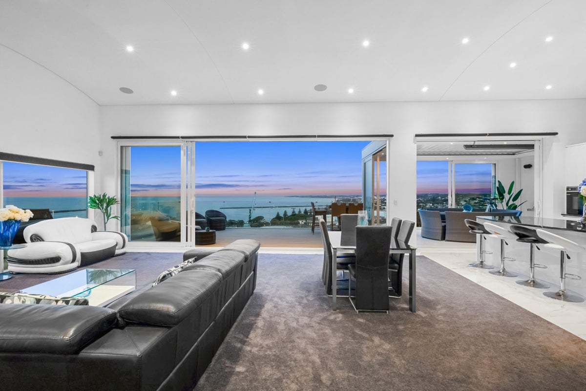 14 Findlay Street, Moturoa, New Plymouth - Carousel 1