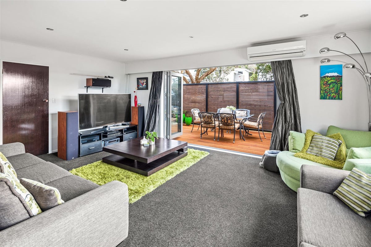 1 Hillview Crescent, Paparangi, Wellington - Carousel 1