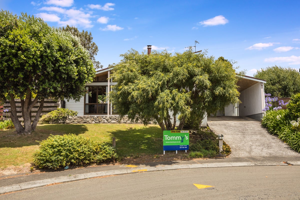 32 Hicks Close, Whitby, Porirua - Carousel 1