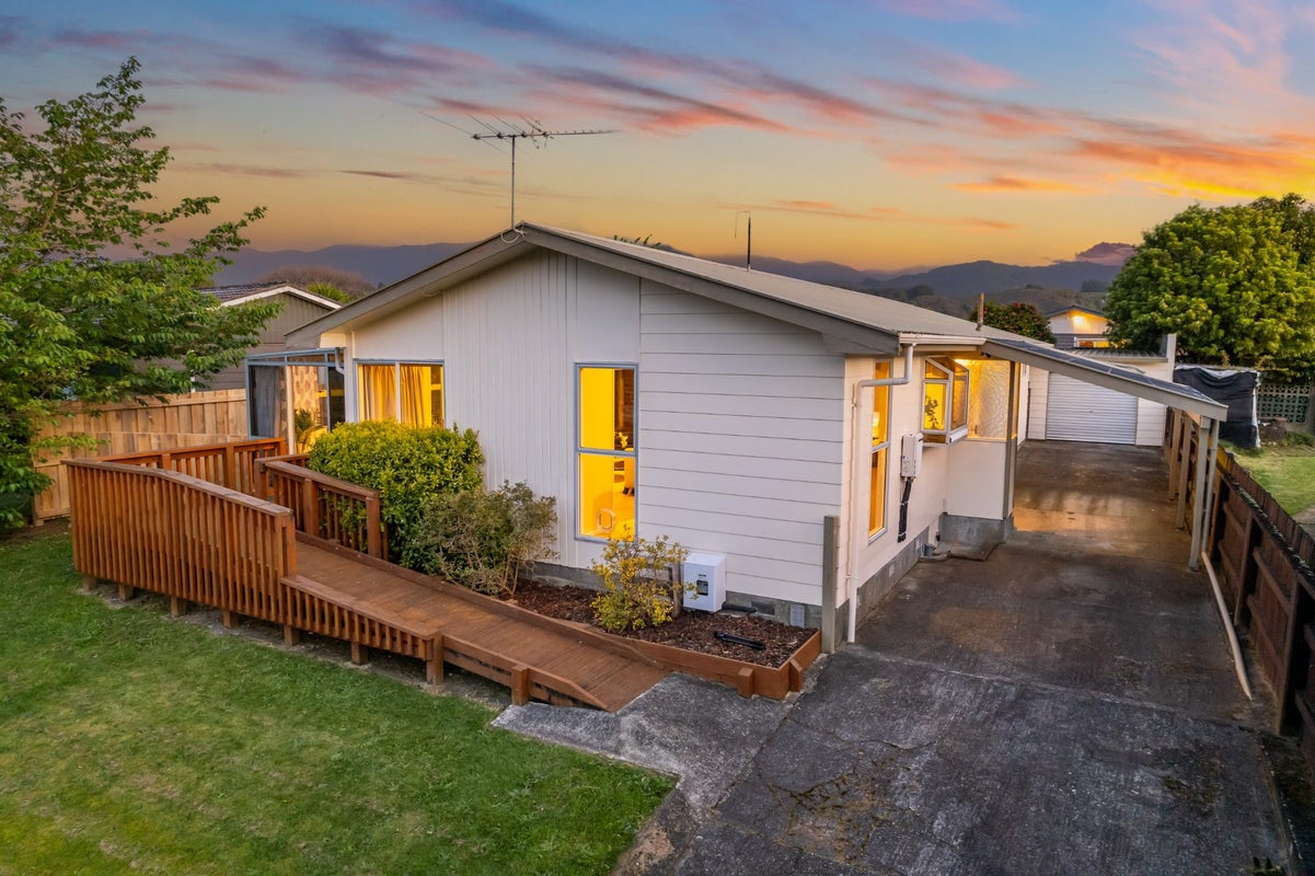 44 California Drive, Totara Park, Upper Hutt - Carousel 1