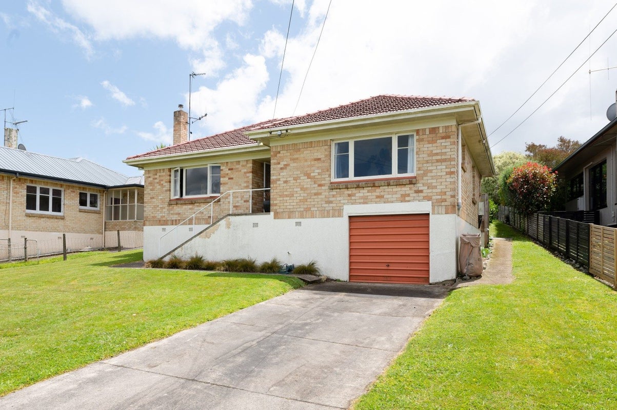 14 Charles Crescent, Beerescourt, Hamilton - Carousel 1