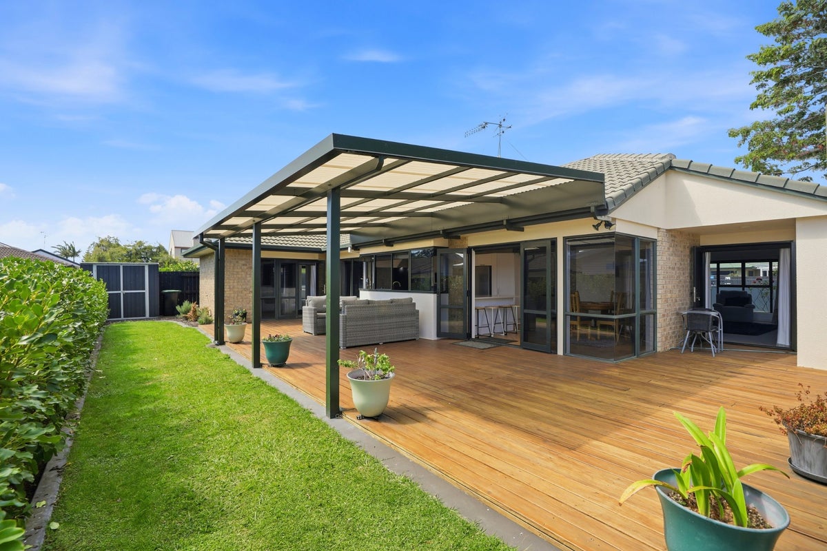 1 Pembroke Drive, Bethlehem, Tauranga - Carousel 1